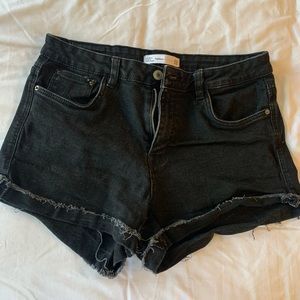 ZARA black jean shorts sz 8, fits more like a 6.
